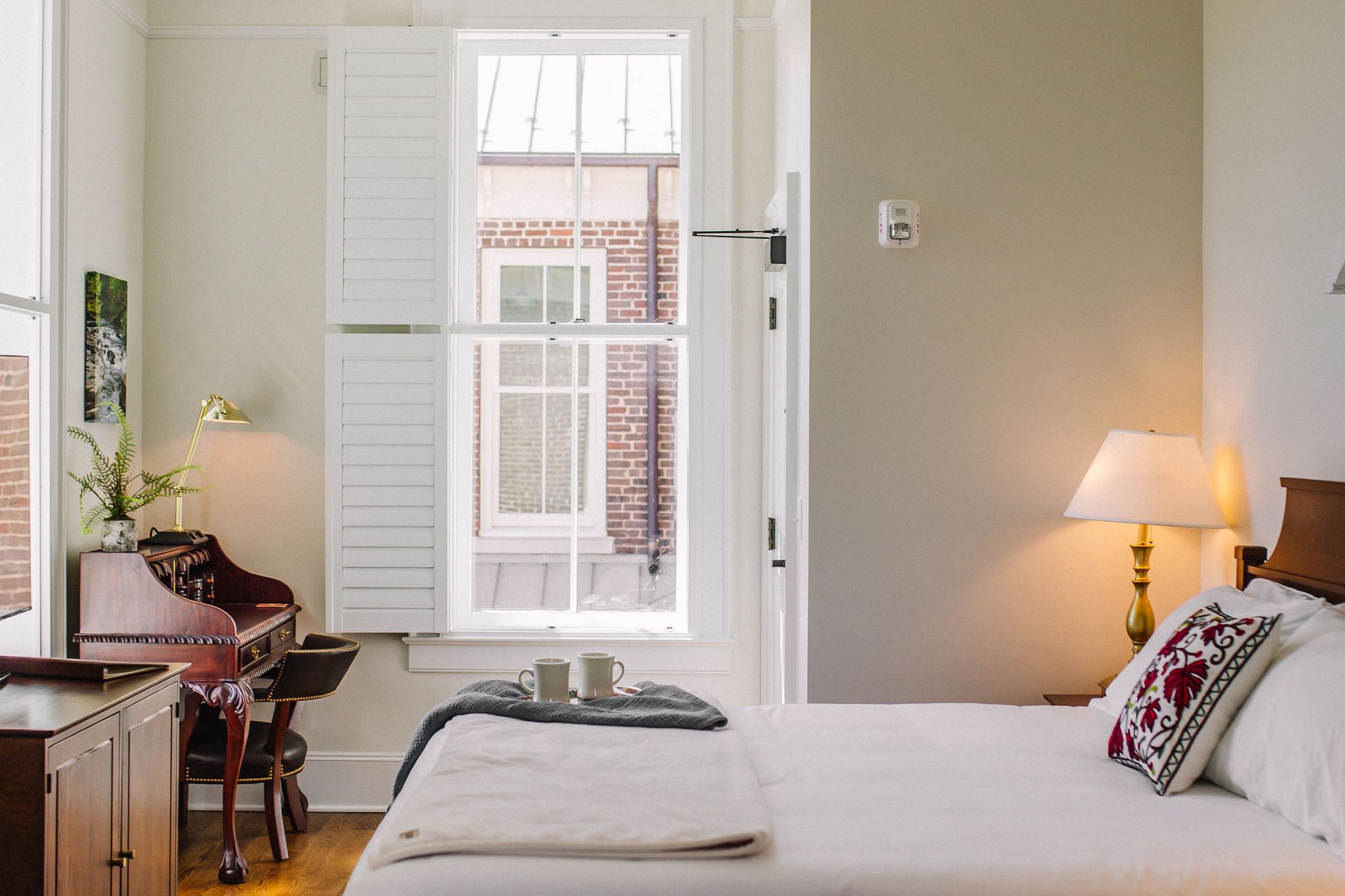Guest room with desk